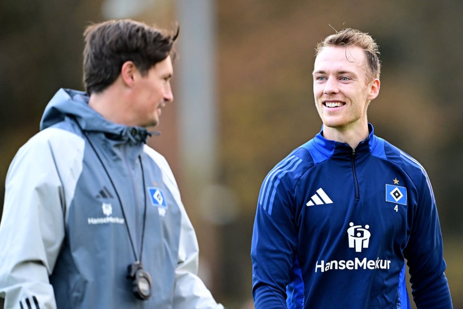 HSV-Kapitän Sebastian Schonlau (30, r) lobte Polzin nach dem Dreier beim KSC dafür, dass dieser die Lockerheit wieder zurückgebracht hätte.