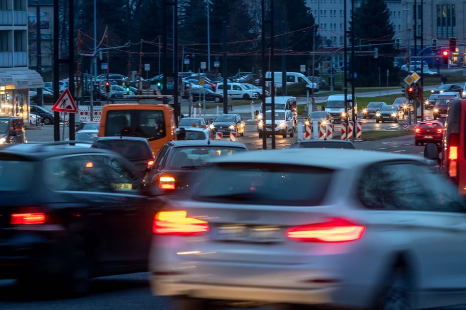 Trotz starkem Berufsverkehr (hier auf der Bahnhofstraße) kann sich die Chemnitzer CO₂-Bilanz sehen lassen.