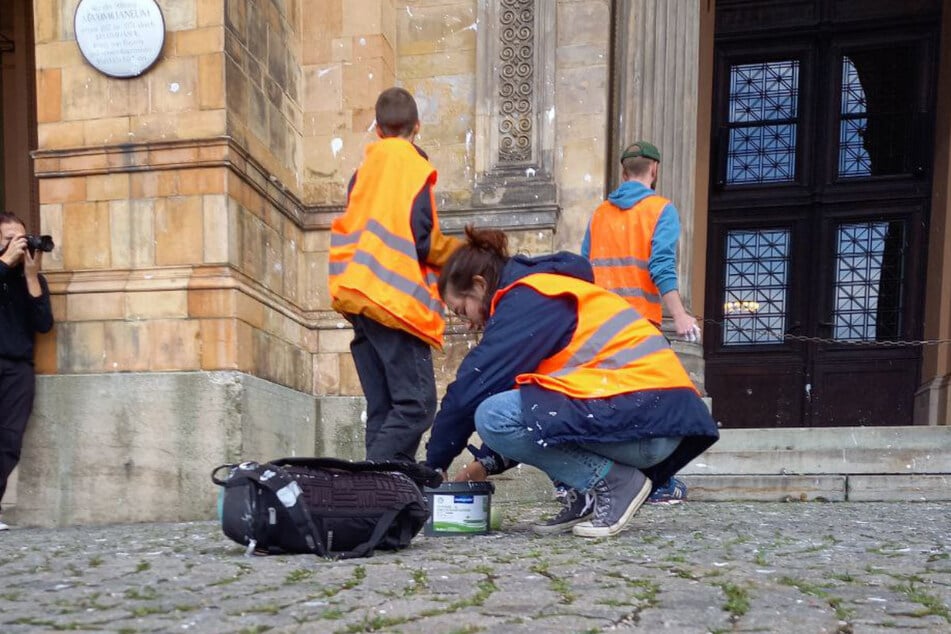 Mit einer Farbattacke auf den Eingangsbereich der bayerischen Landesregierung möchte die "Letzte Generation" einmal mehr ein Zeichen zum Handeln setzen.