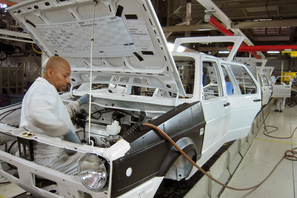 Ein Mitarbeiter montiert einen Volkswagen Golf Typ I im südafrikansichen VW-Werk Uitenhage bei Port Elizabeth.