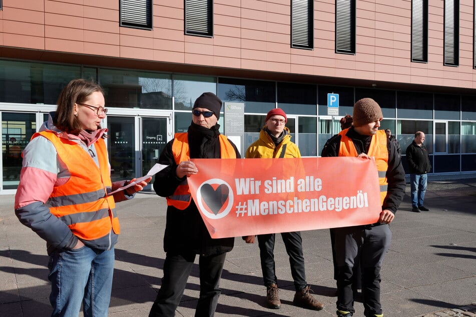 Vor dem Amtsgericht verlasen die Aktivisten am Donnerstag ihre Ziele.