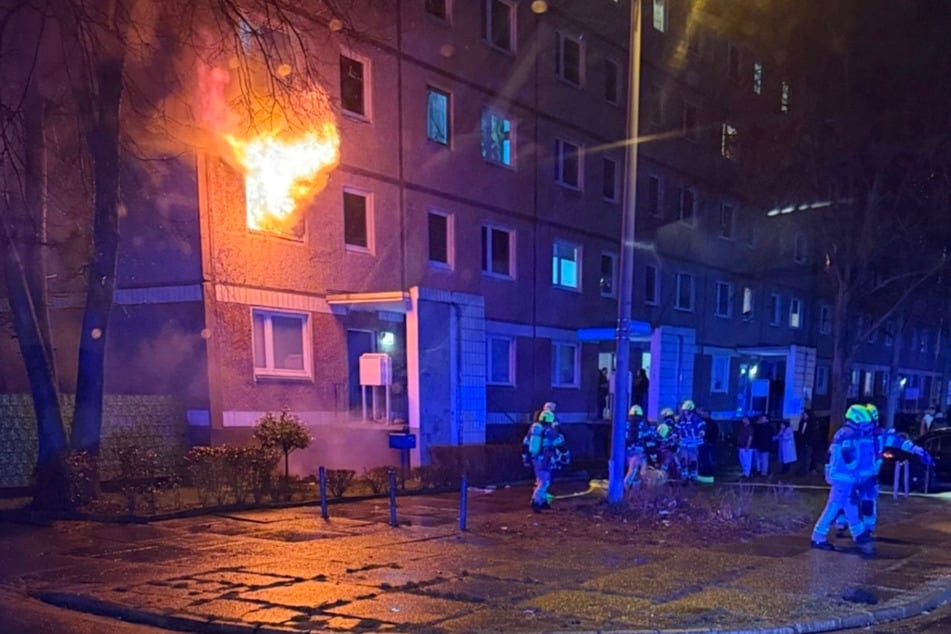 Beim Eintreffen der Einsatzkräfte schlugen Flammen aus einem Fenster.