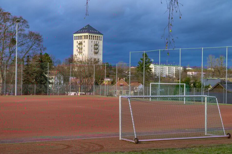 Rote Asche: Der Hartplatz an der Klotzscher Hauptstraße ist stadtweit der letzte seiner Art.