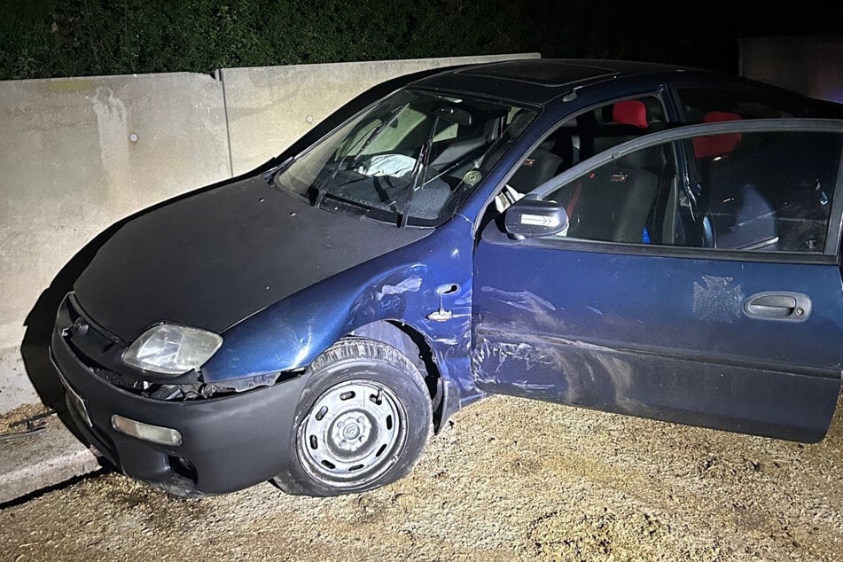 Die Flucht endete, indem das Auto des 26-Jährigen gegen eine Betonmauer krachte.