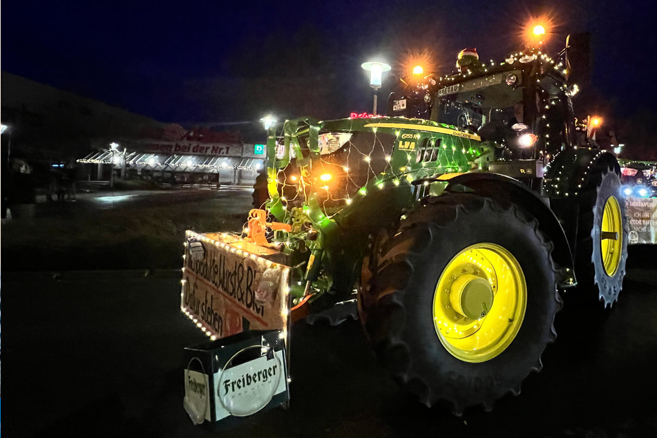 Leuchtende Traktoren in Magdeburg: Bauern sammeln Geld und protestieren