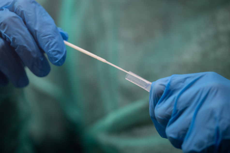 Zahlreiche Coronavirus-Fälle dürften auch in Deutschland unentdeckt bleiben - unter anderem wegen einer Überlastung der Gesundheitsämter.