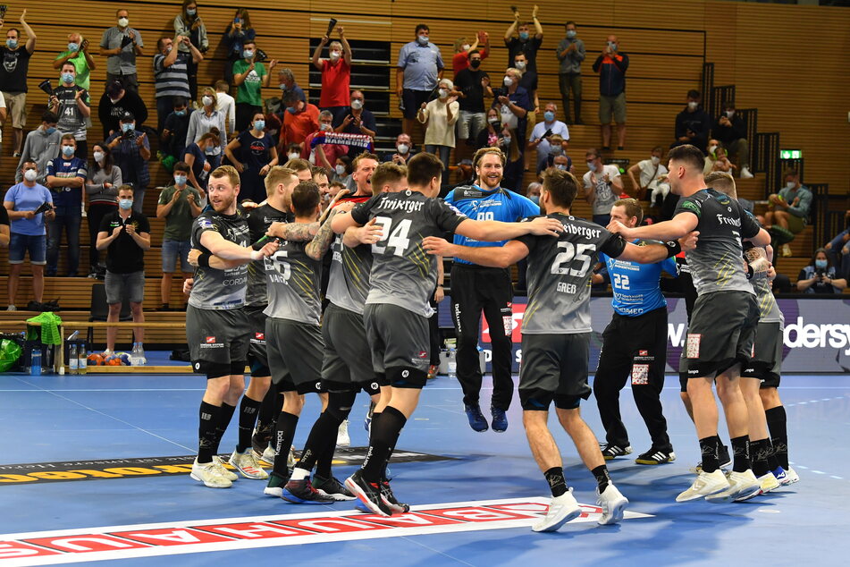 Der HC Elbflorenz nach dem Schützenfest gegen den HSV beim ausgelassenen Siegertanz.