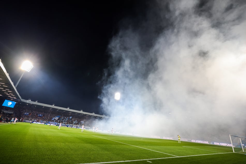Abgebrannte Pyrotechnik der Düsseldorf-Anhänger hüllte das Stadion zum Anpfiff in dichten Rauch ein.