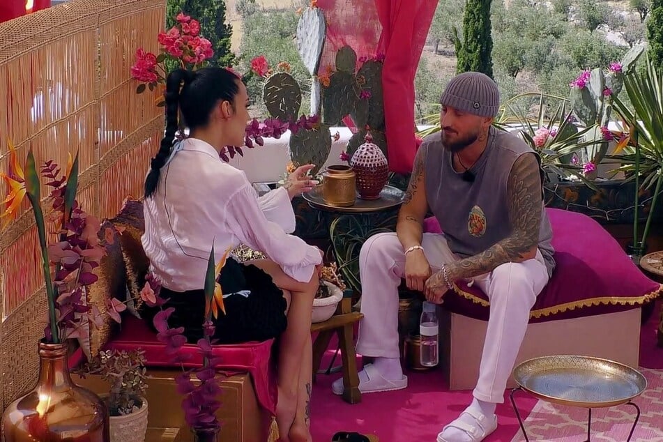 Elena Miras (33, l.) fühlt Alex Z. (30) auf den Zahn.