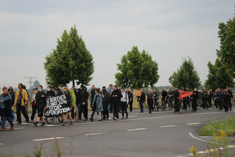 Die Demonstration startete am Schkeuditzer Bahnhof und zog über die Bundesstraße.