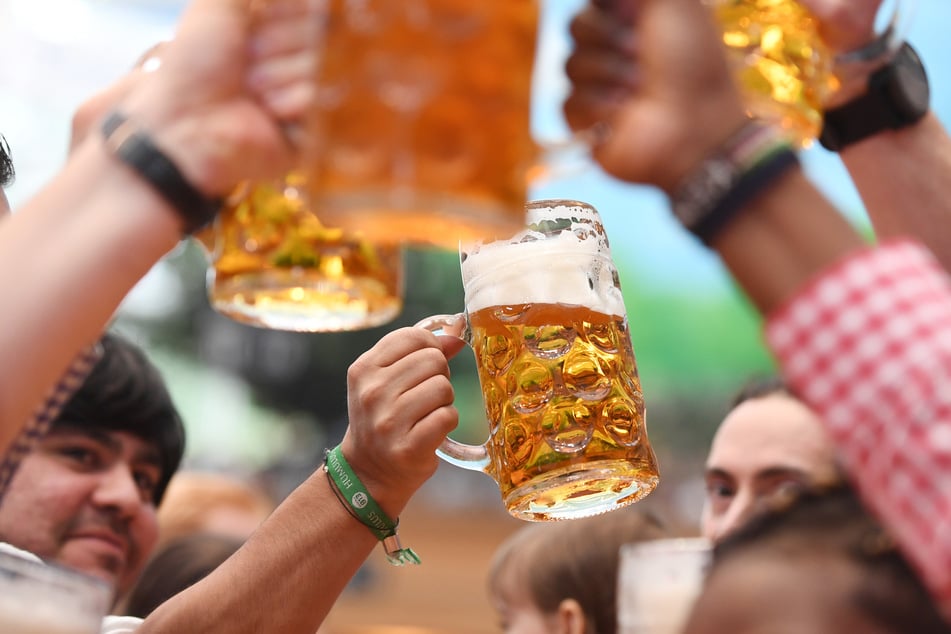 Die Krüge hoch! Über ein offizielles Portal der Wiesnwirte kann man ungenutzte Plätze auf dem Oktoberfest erwerben.