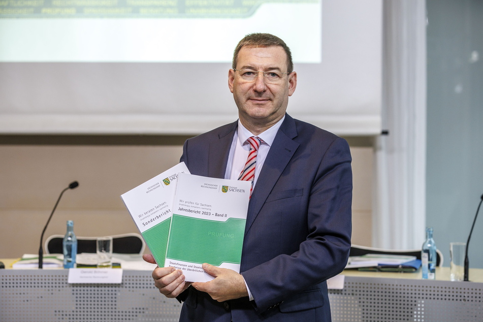 Jens Michel, Präsident Sächsischer Rechnungshof, mit dem Jahresbericht.