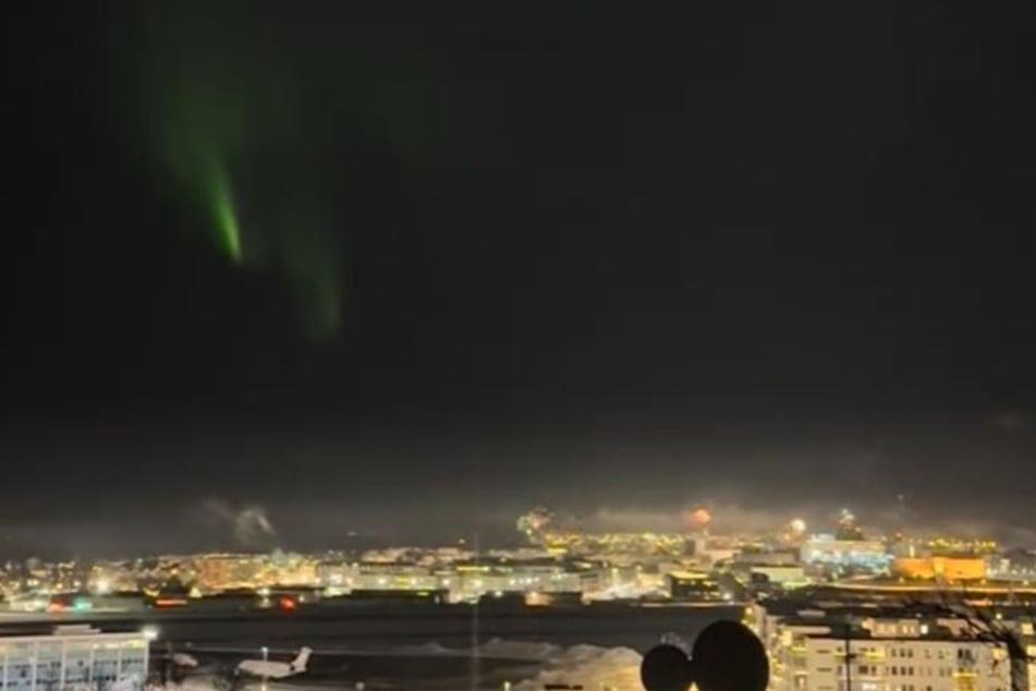 Kurz nach Beginn des Feuerwerks waren die grün schimmernden Nordlichter am Himmel zu sehen.