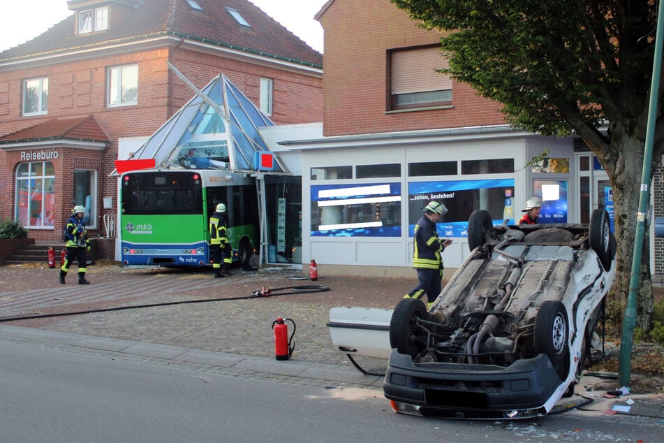 Szenen der Zerstörung: In NRW ist ein Bus in ein Reisebüro gekracht.