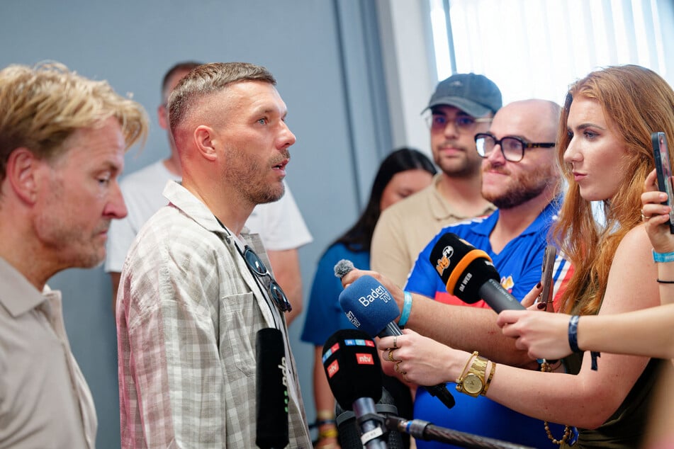 Lukas Podolski (41, m.) hat den Internet-Pöblern eine klare Ansage gemacht.
