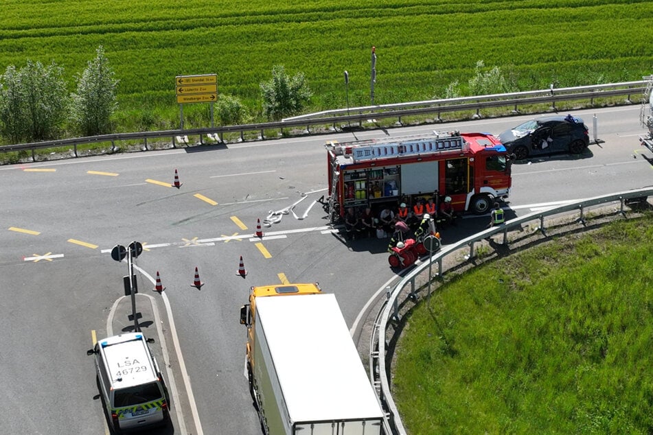 Unfall A14: Hubschraubereinsatz nahe A14: Autofahrerin bei Crash mit Lkw schwer verletzt