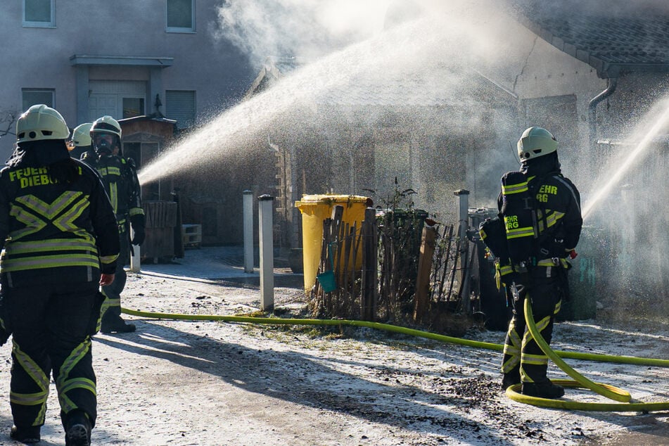 Wohnhaus-Brand: Gebäude teilweise eingestürzt und unbewohnbar