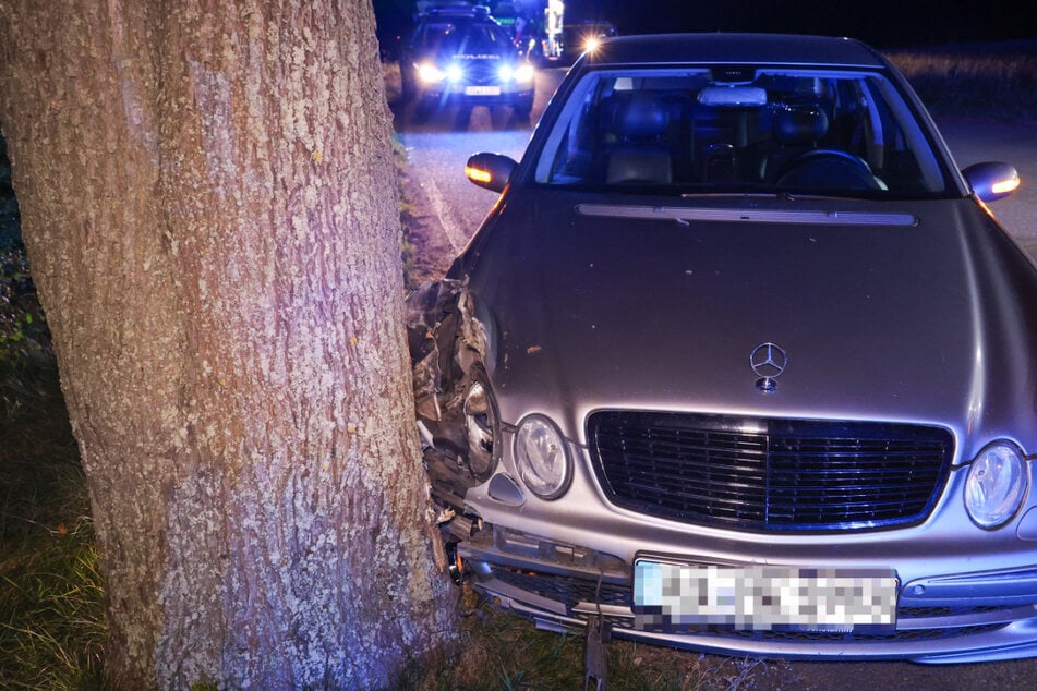 Crash im Erzgebirge: Mercedes kracht gegen Baum