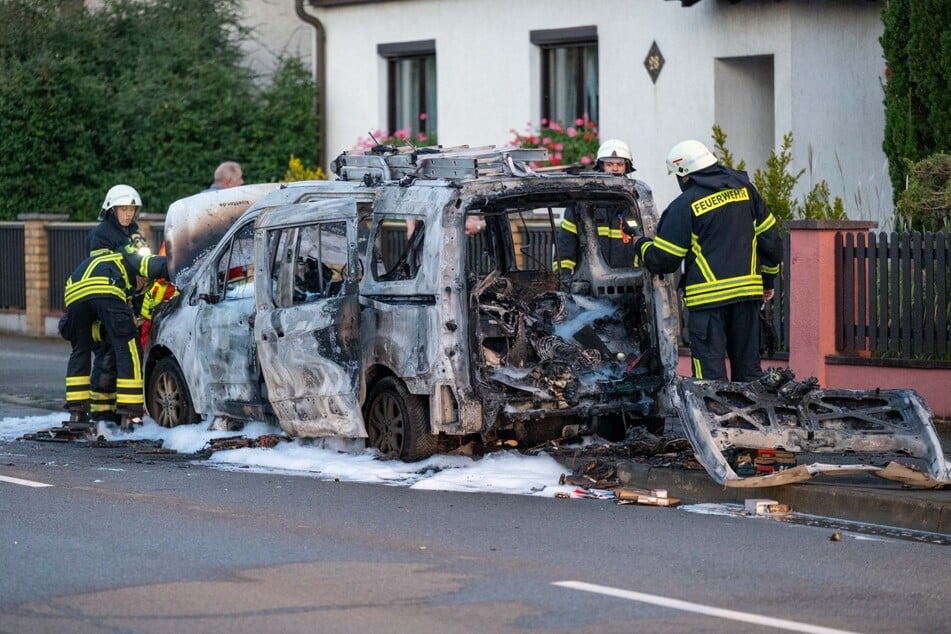 Der Wagen brannte vollständig aus.