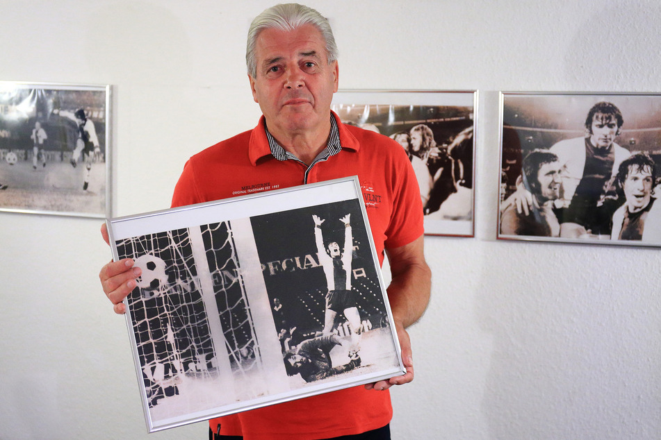 Wolfgang Seguin (78) zeigt eine Aufnahme von seinem Torjubel in seinem Haus in Stendal (Sachsen-Anhalt).