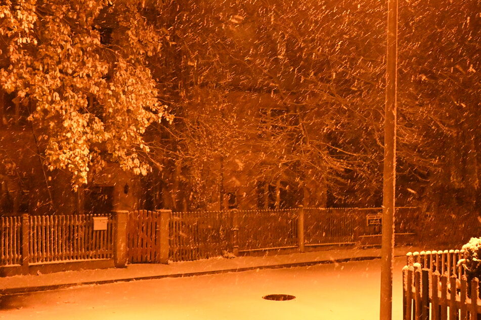 Dichte Schneeflocken rieseln auf Leipzigs Straßen.