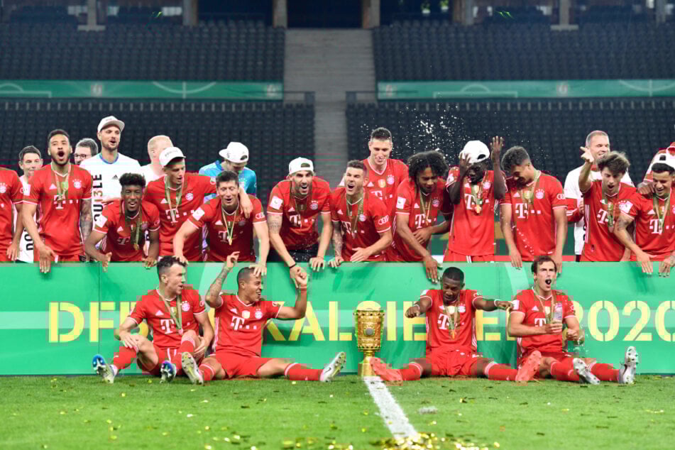 Die Bayern-Spieler feiern mit dem DFB-Pokal.