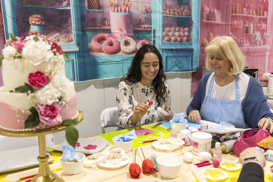 TAG24-Reporterin Jacqueline Grünberger (29) durfte sich gemeinsam mit "Das große Backen"-Teilnehmerin Dörte Thie (65) am "Pfingstrosen"-Modellieren aus Fondant probieren – mit Erfolg!