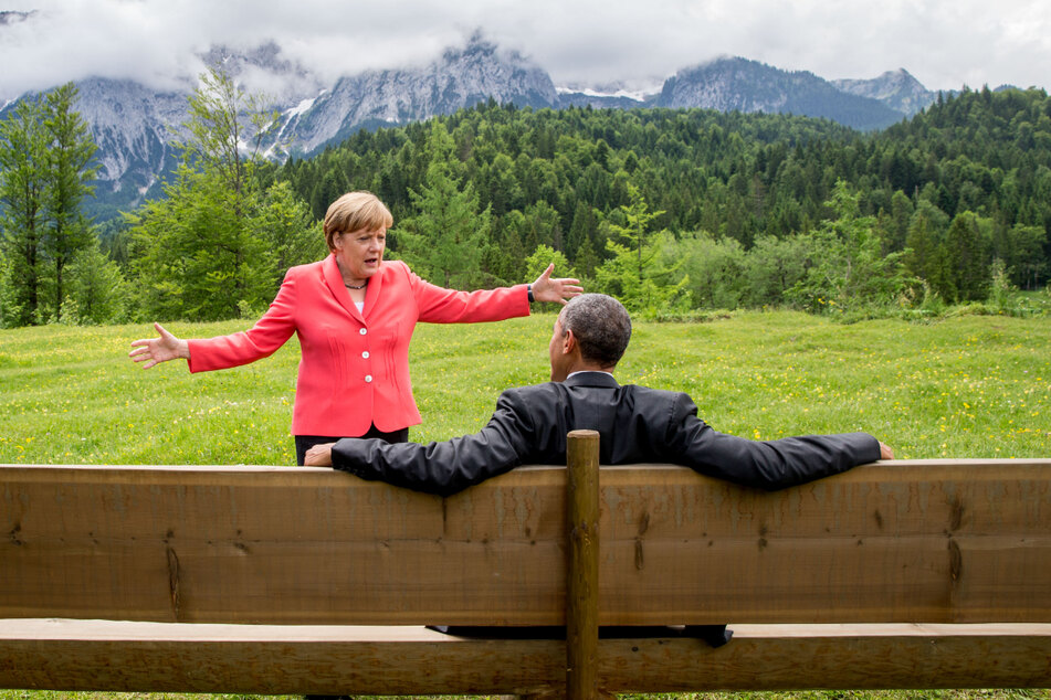 Dieses Bild ging um die Welt: Die damalige Bundeskanzlerin Angela Merkel (67, CDU) spricht mit dem damaligen US-Präsidenten Barack Obama (60) bei der G7-Konferenz 2015.