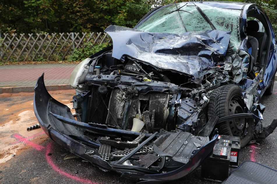 Unfall mit Kehrmaschine: Toyota-Fahrer eingeklemmt und schwer verletzt!