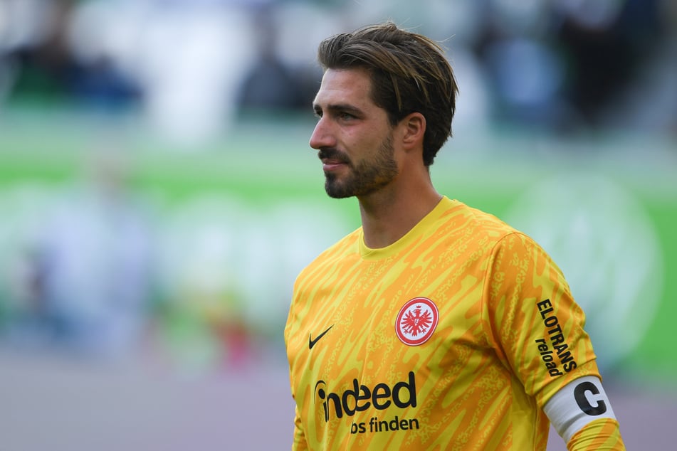 Wenn sich Eintracht-Kapitän Kevin Trapp (34) endgültig fit meldet, wird er am Sonntag wieder im Kasten der SGE stehen.