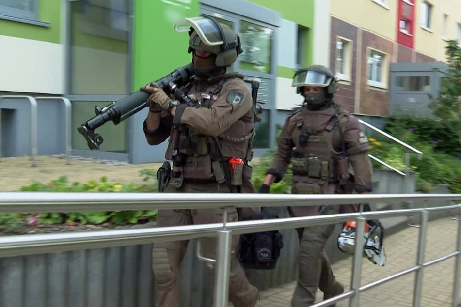 Das Sondereinsatzkommando (SEK) verschaffte sich mit einer Ramme Zutritt zur Wohnung des Mannes.