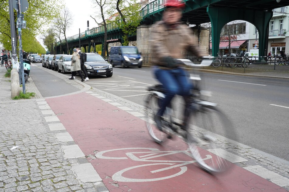 NRW-Verkehrsminister Oliver Krischer (52, Grüne) will in den kommenden Jahren mindestens so viel Geld in neue Radwege stecken wie in den Straßenbau.