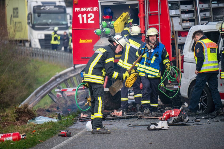 Der 19-Jährige und seine Beifahrerin mussten von der Feuerwehr aus ihrem Wagen befreit werden. (Symbolfoto)
