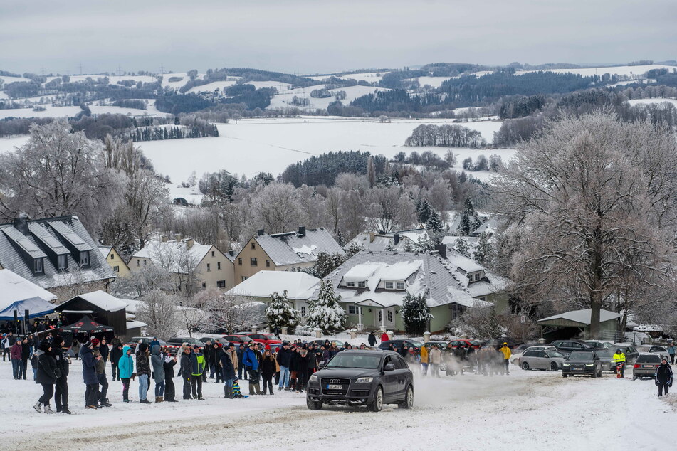 Beim ersten Wintertreffen der Audi Convention 2023 fuhren Teilnehmer mit ihren Audis die Skipiste in Geyersdorf hinauf.