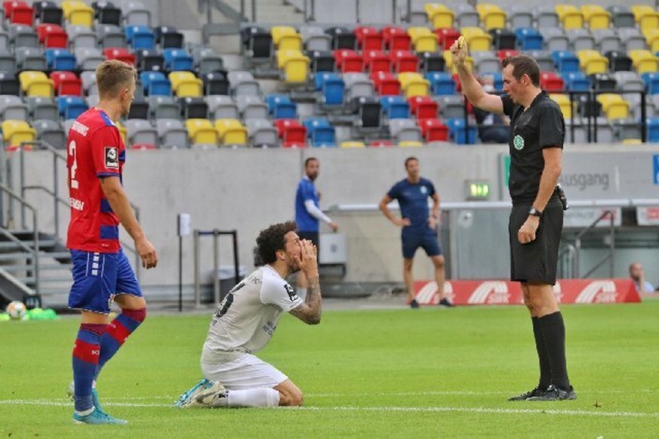 Alles Flehen und Bitten half nichts: Schiri Mitja Stegemann zeigte Philipp Hosiner nach einem eher harmlosen Foul die gelbe Karte. Es war die zehnte für den Top-Torjäger des CFC!