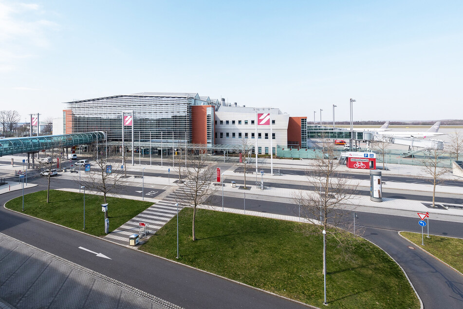 Am Flughafen Dresden geht fast nichts mehr. Wegen der Corona-Krise gelten neue Regeln.