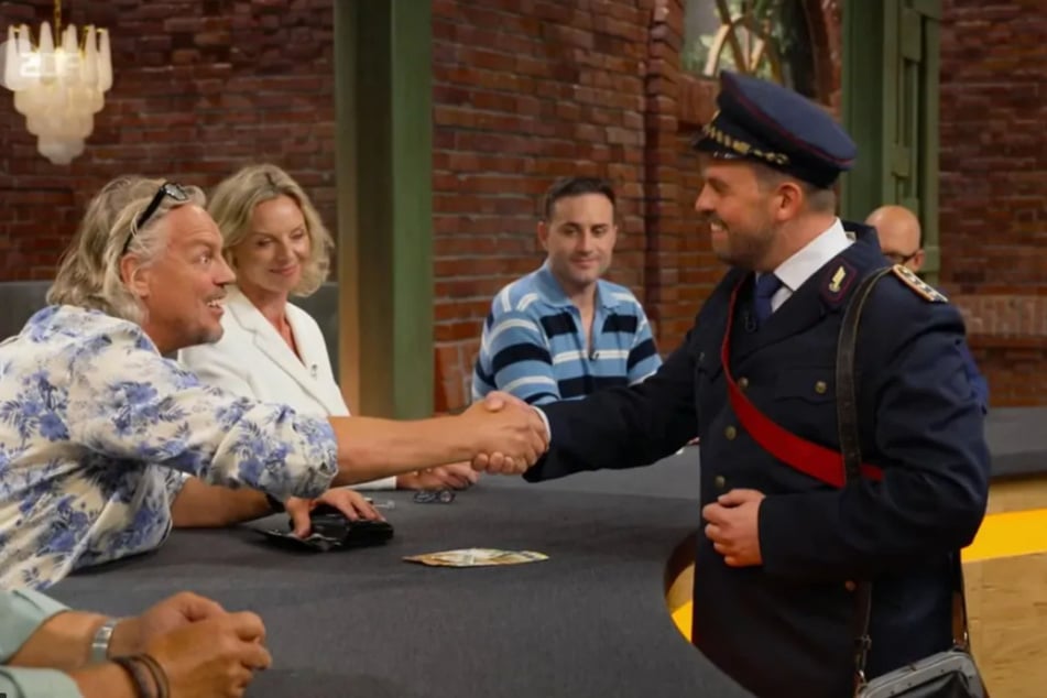 Für 350 Euro - und damit deutlich unter dem Schätzpreis - sichert sich Jos van Katwijk (l.) am Ende den Zuschlag.