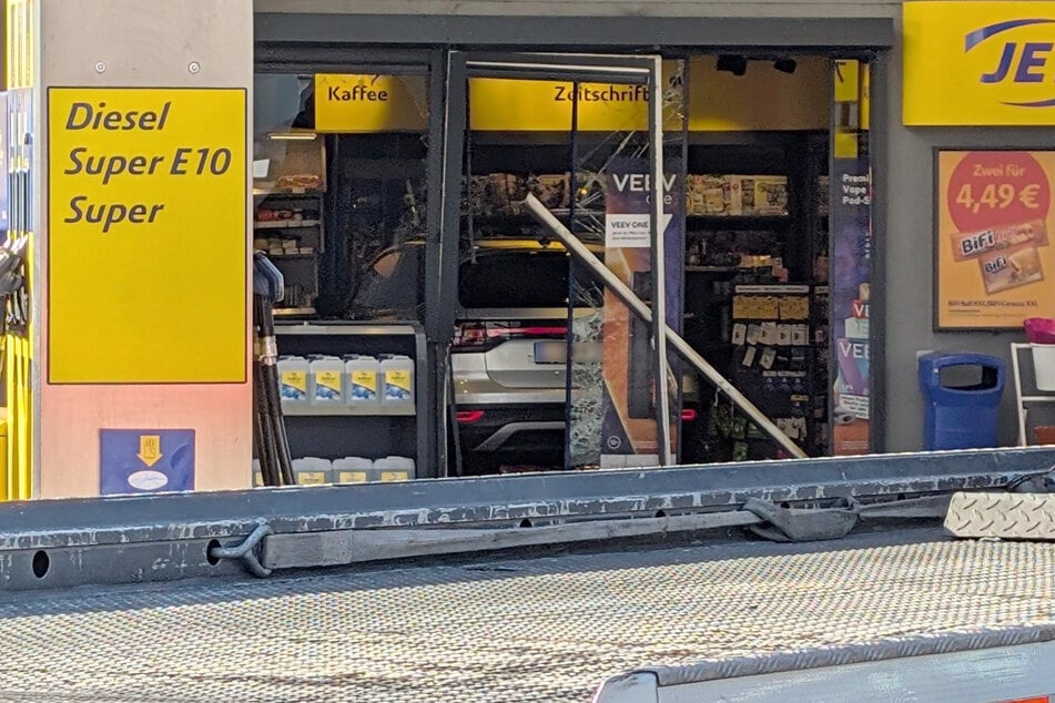 Der 89-Jährige fuhr in die Tankstelle.