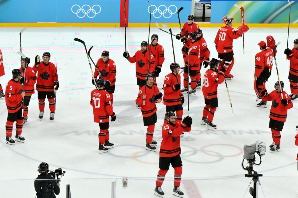 Kanadas Eishokey-Herren feiern den Einzug ins Finale.