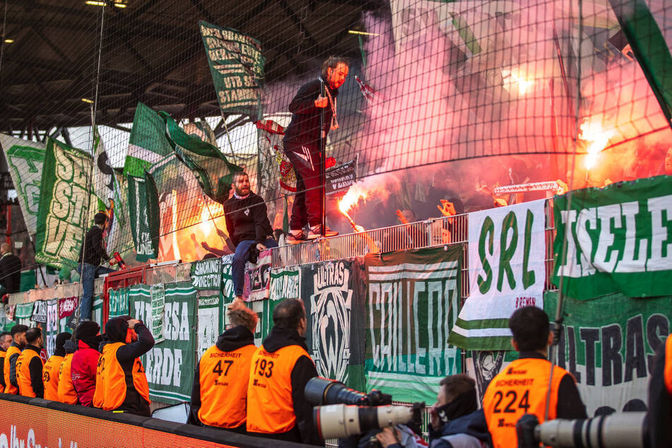 Die Werder-Fans haben in der Alten Försterei gleich zwei Pyro-Unterbrechungen während der zweiten Halbzeit provoziert.