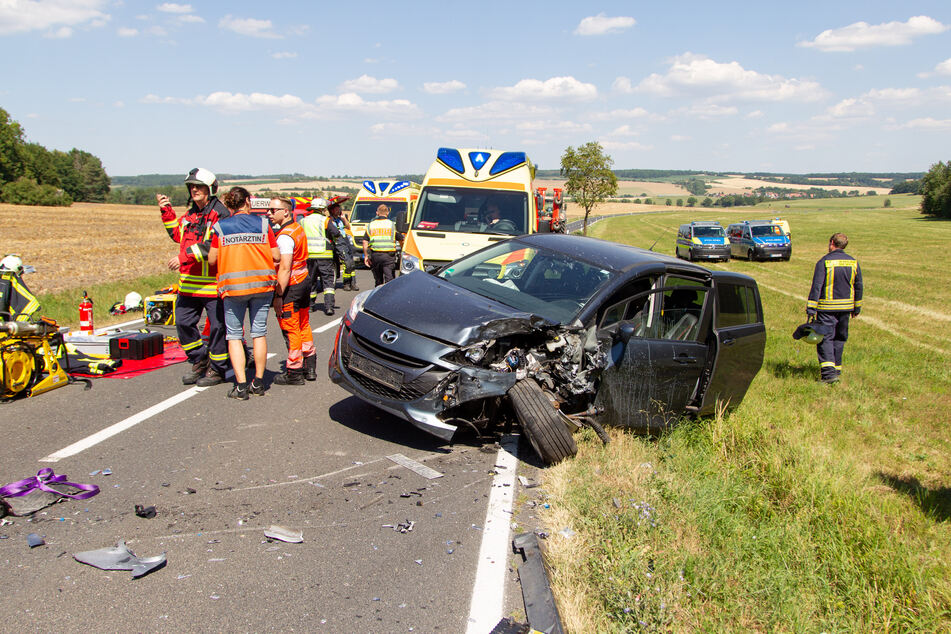 Die zwei Personen im Mazda wurden schwer verletzt in umliegende Krankenhäuser gebracht.