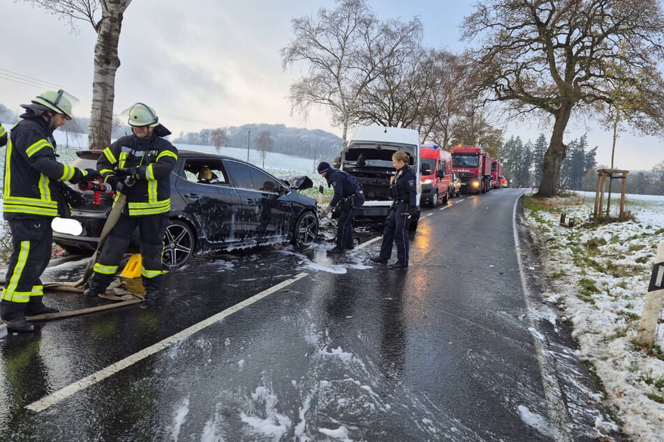 Das Auto des mutmaßlichen Unfallverursachers hatte Feuer gefangen, die Feuerwehr löschte.
