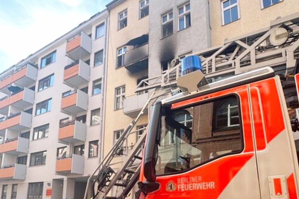 Die Berliner Feuerwehr fuhr mit insgesamt sechs Löschfahrzeugen zum Brandort.