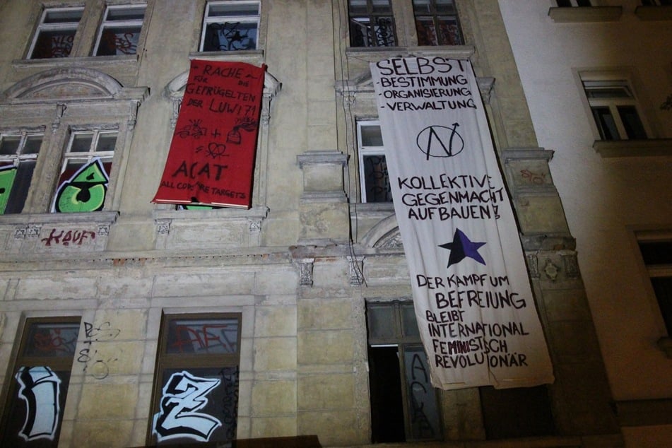 In der Bornaischen Straße wurde ein Haus mit Bannern behängt.