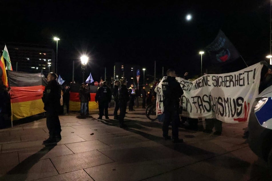Die Antifa (r.) stellte sich am Stadtmuseum den Freien Sachsen entgegen.