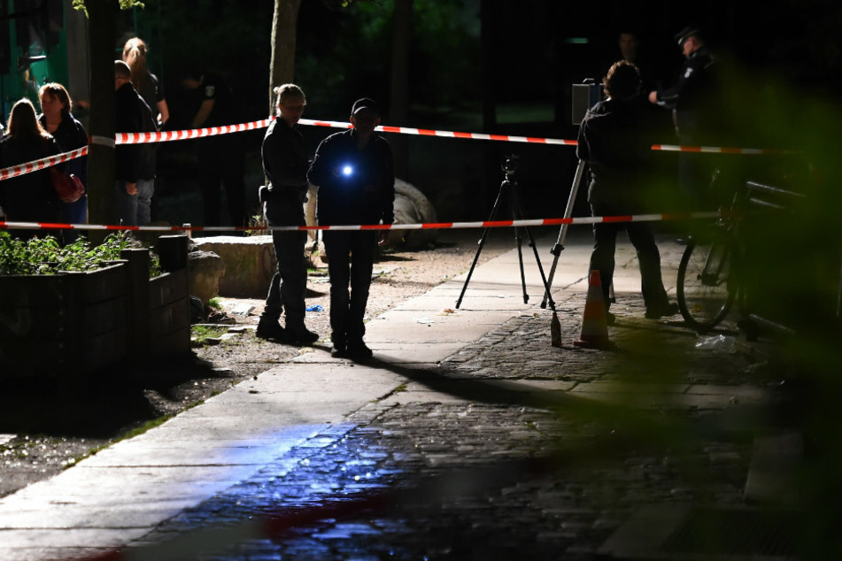 Mitarbeiter der Polizei untersuchen im Görlitzer Park einen Tatort. (Symbolbild)