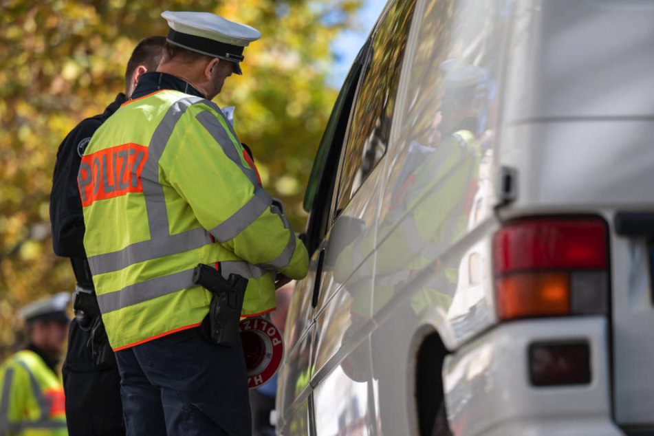 Dreiste Abzocke auf Autobahn: Betrüger geben sich als Polizisten aus