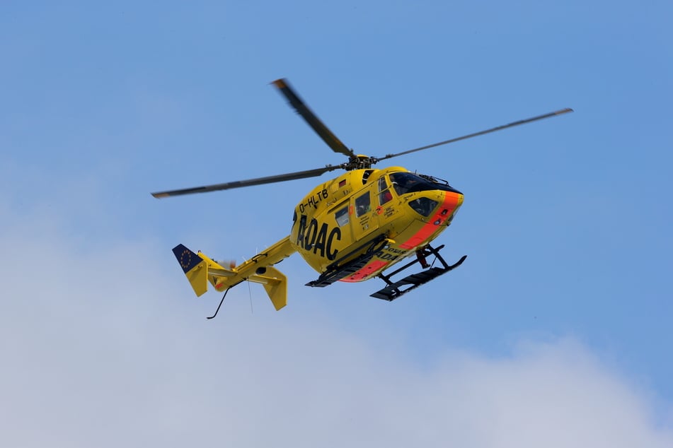 Rettungskräfte eilten mit einem Hubschrauber zum Unglücksort, konnten dem Unfallopfer (†43) aber nicht mehr helfen. (Symbolbild)