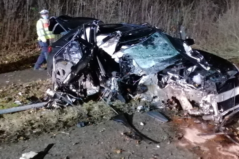Autofahrer befreit sich nach heftigem Unfall aus schwer beschädigtem Wagen