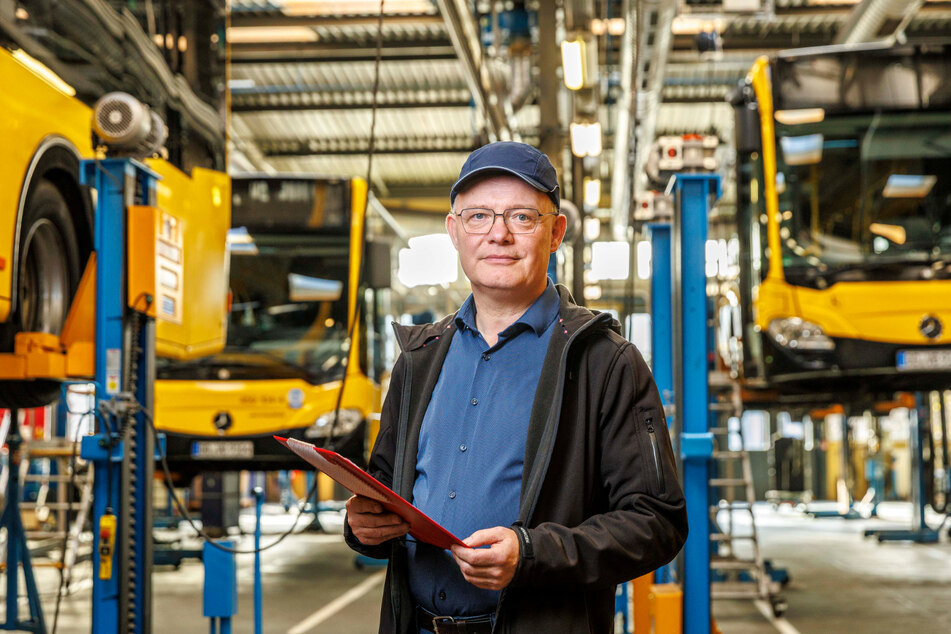 DVB-Busflotten-Chef Robert Roch (55) in der Werkstatt.